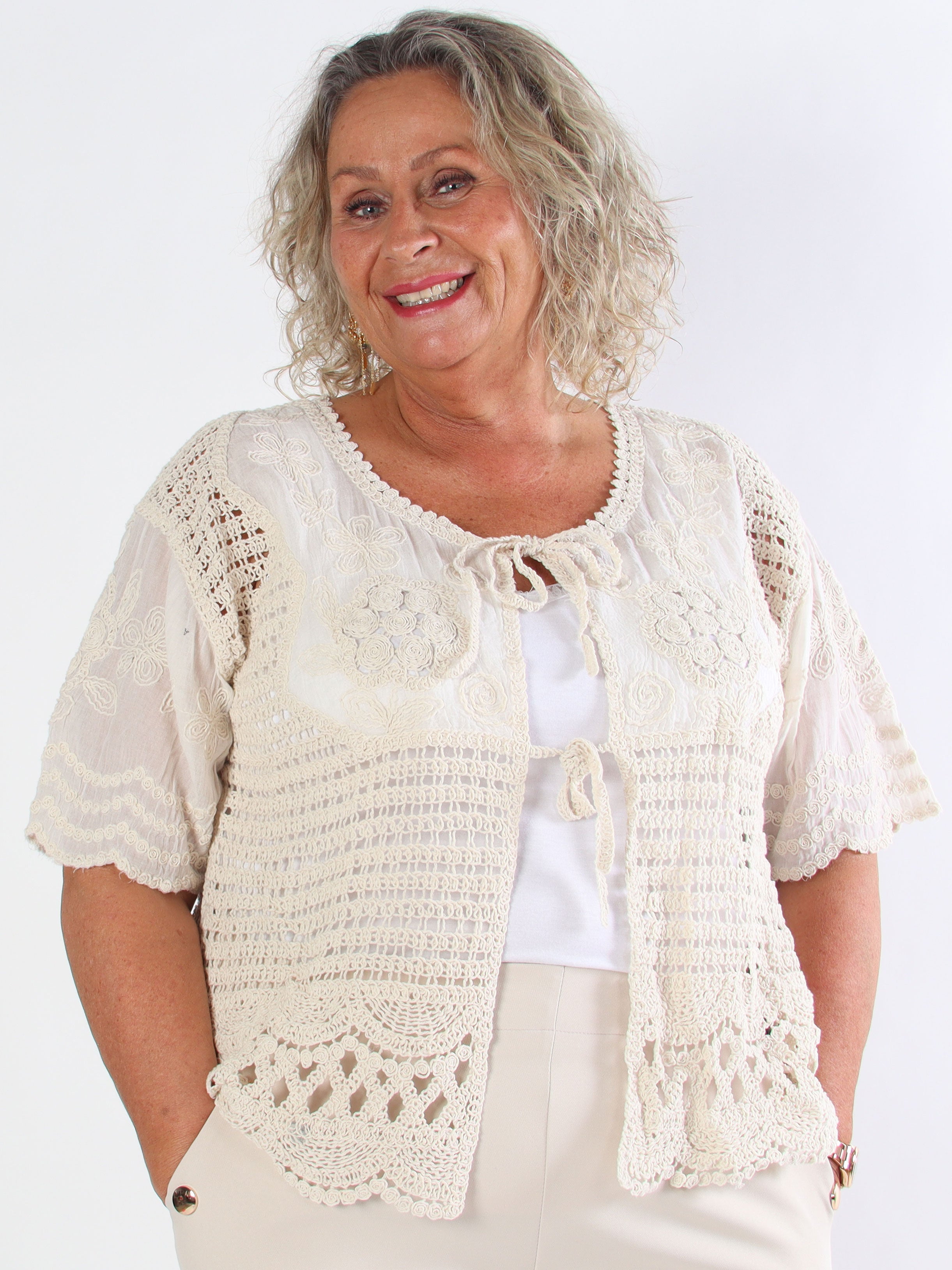 Agnes - Kort virkad plus size-kofta i bomull